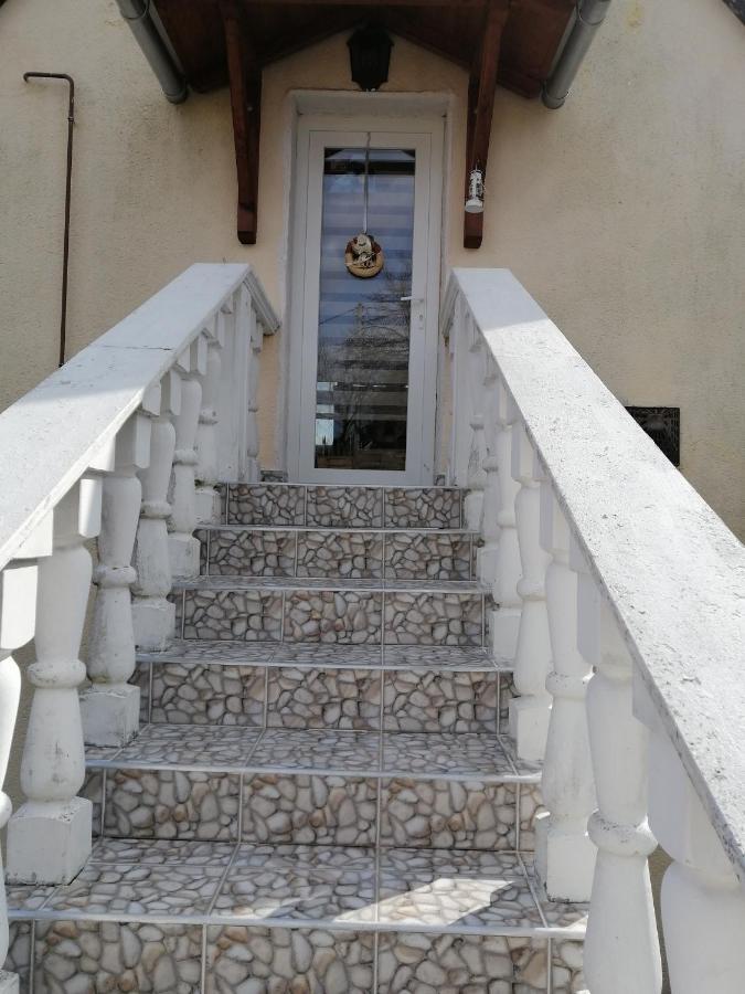 Erna Apartment *